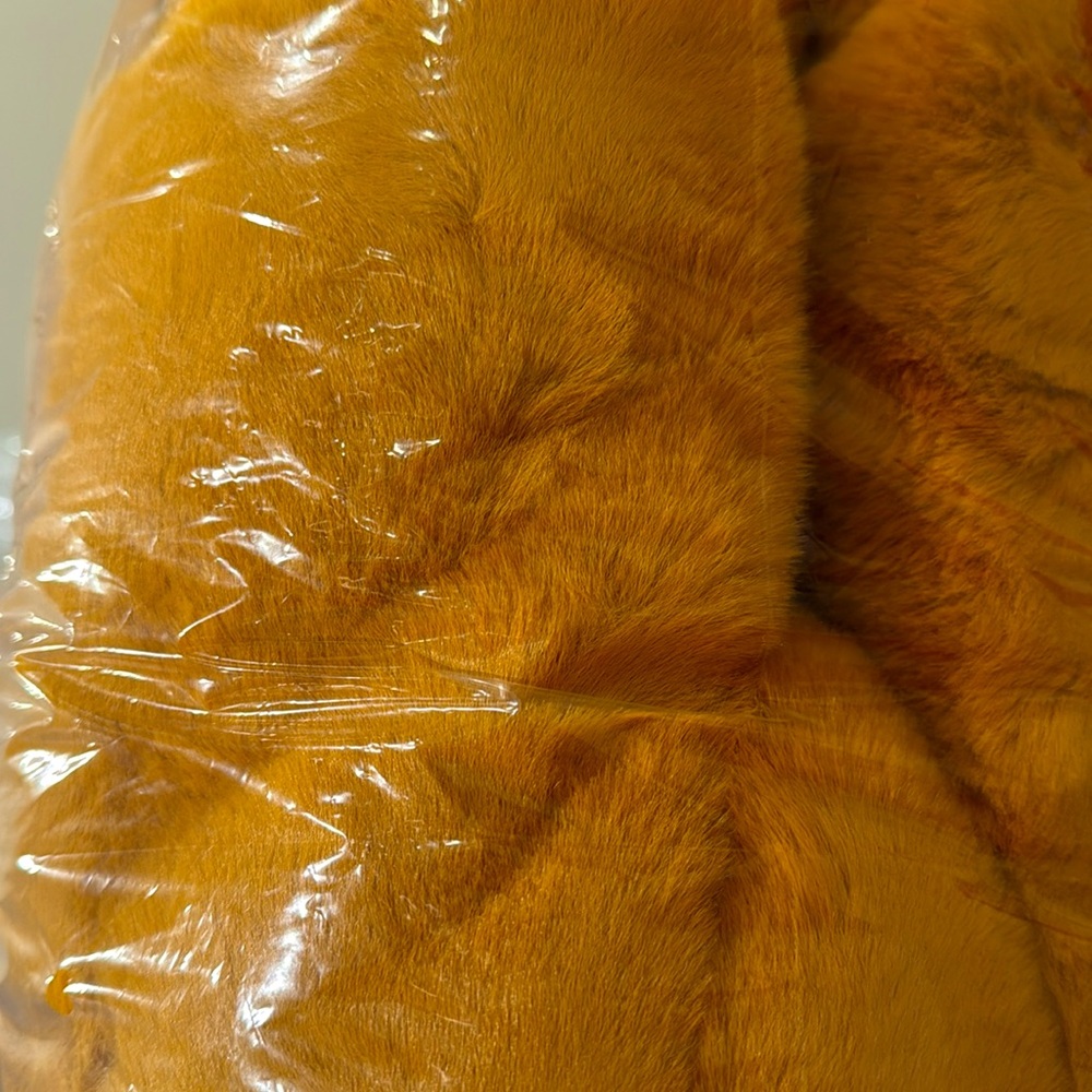 LAST ONE ☝️ Sophie Faux Fur Blanket - Picture 7 of 8